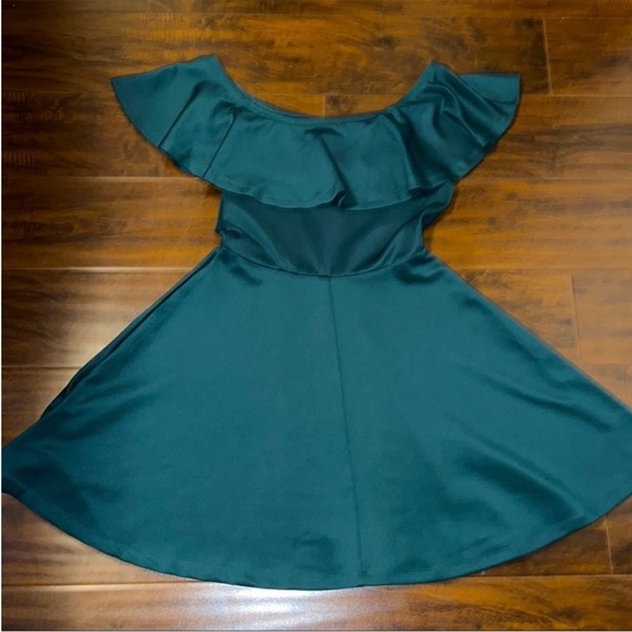 Dresses & Skirts - Off the shoulder emerald green skater dress
